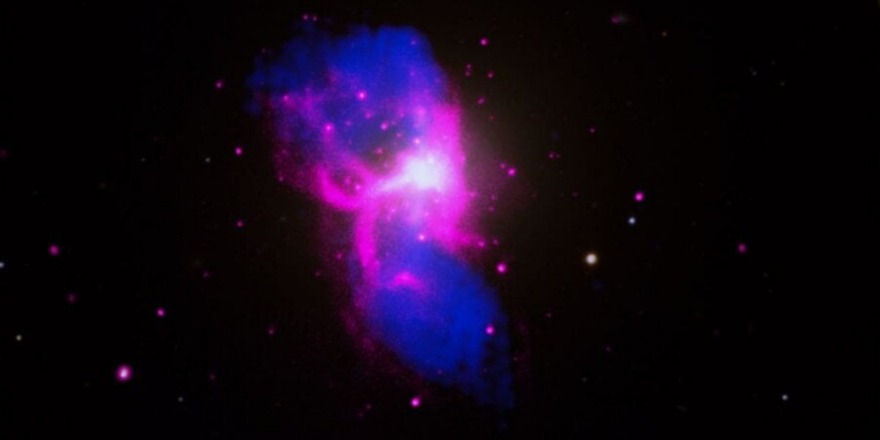 Естетика Всесвіту. Астрономи знайшли чорну діру, яка викидає газ у формі літери Н